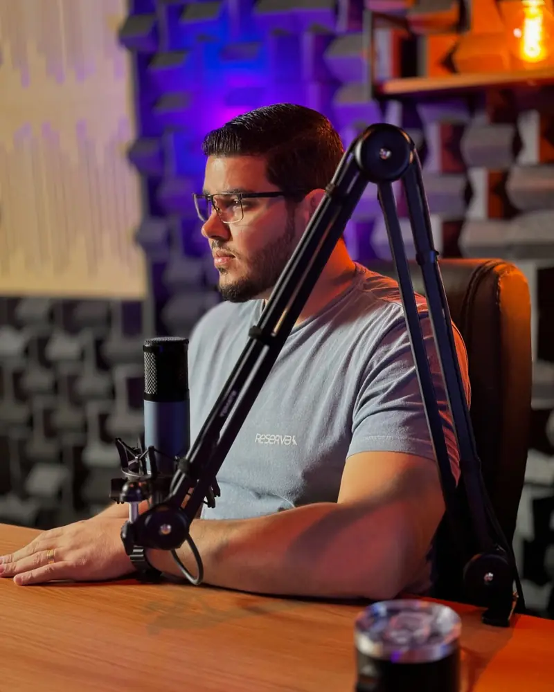 Samuel Ramos gravando em estúdio